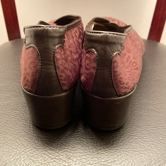 Taryn Rose Brown Leopard Flats Size 9 - Picture 4 of 5